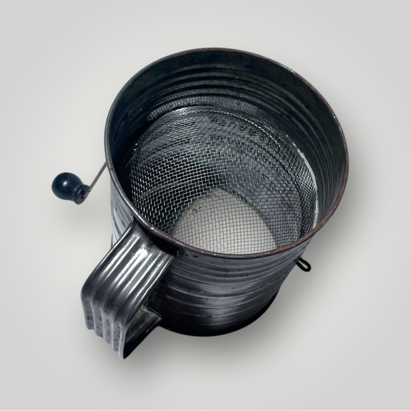 Antique Bromwell Measuring Sifter - 5 Cups - Picture 11 of 14